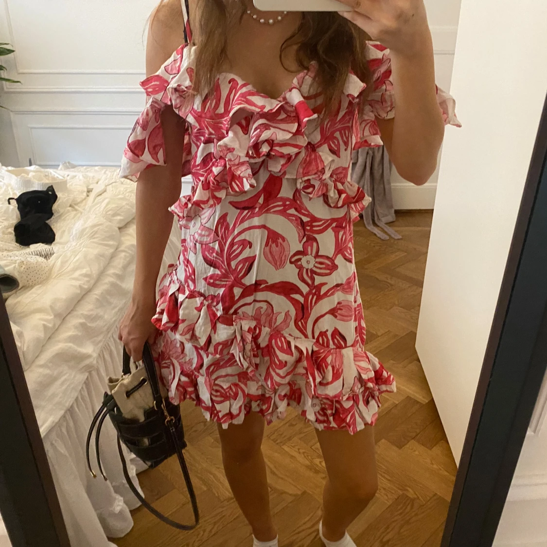 Rosa och vit blommig volangklänning