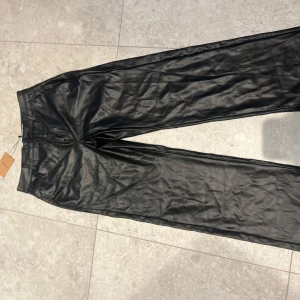 Svarta skinnbyxor ifrån bershka  - Säljer dessa svarta raka skinnbyxor med slits längst ner ifrån bershka i storlek S då dem är för stora. Köpta på Sellpy för 300 kr och inga deffekter, inga fläckar alls osv! 