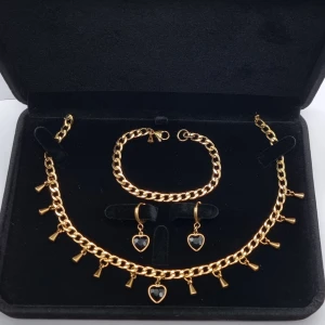 Exklusivt smyckeset + gåva!  - ✨️Exklusivt smyckeset + gåva! Handgjort i rostfritt stål. Halsband 40 cm, armband 16,5 cm (kan göras i önskad längd), örhängen 3 cm. Levereras i lyxig svart ask. Bonus: pärlörhängen (värde 190 kr).🛍