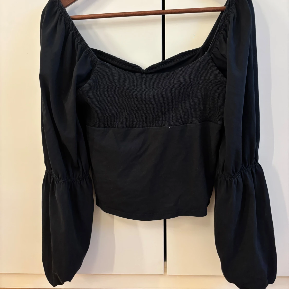 Svart blus med puffärmar  - 1