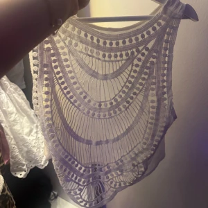 Vit topp  - Supersöt vit croppad linnetopp med unik spetsdetalj i ryggen. 😍