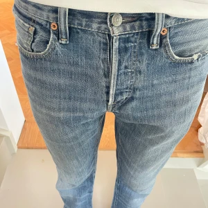 Blå jeans från Denim & Supply Ralph Lauren - Säljer ett par klassiska blå jeans från Denim & Supply Ralph Lauren. De har en rak passform med snygga slitningar. Storlek 32:32