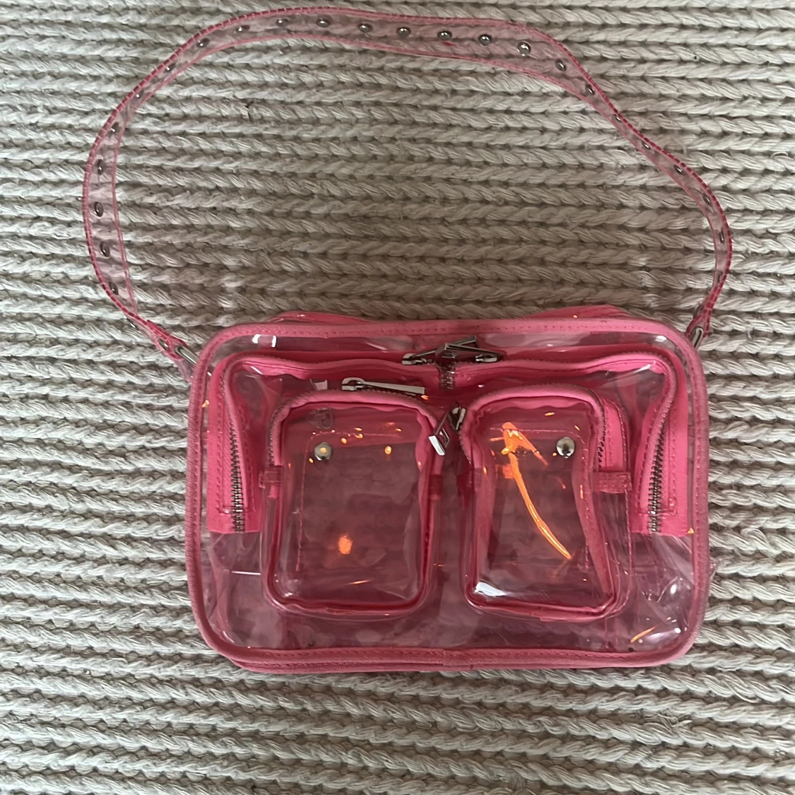 Transparent rosa axelväska från Núnoo