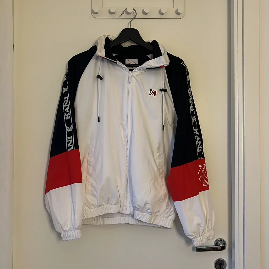 Kani vindjacka i svart, vitt och rött