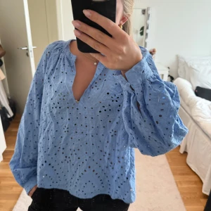 Blus - Jättefin blå broderie anglaise blus från HM i storlek xs, aldrig andvänd med prislappen kvar!