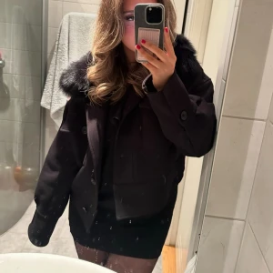 Meotine Charlie jacket  - Säljer min fina meotine Charlie jacka, i väldigt bra skick och inga defekter! Perfekt till höst och vinter. Nypris 3000 kr