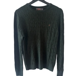 MORRIS KABELSTICKAD TRÖJA - Morris kabelstickad tröja - Storlek S - 100% merinoull - Mycket fint skick - hör av er vid minsta fundering // Deluxecloset 