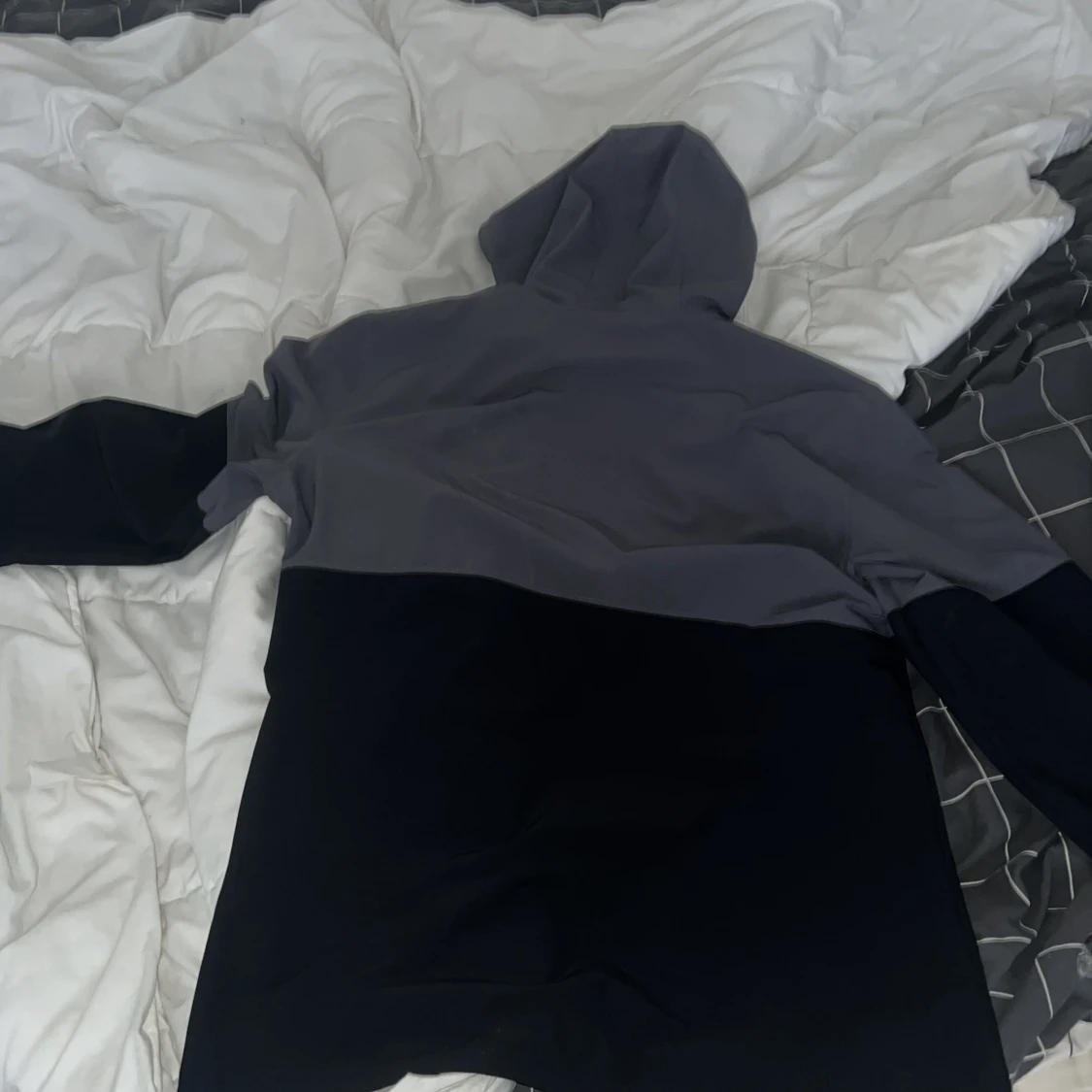 Grå och svart vindjacka från Under Armour - 1