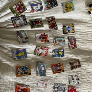 Fotbollskort - Samlaralbum - Samling av färgglada fotbollskort med kända spelare från olika ligor och lag. Perfekt för dig som älskar fotboll, vill byta med vänner eller bygga din egen drömelva. Inspirerar till samlarintresse och fotbollssnack bland unga fans. Många gamla talanger och sällsynta kort som till exempel Messi , Ronaldo och massa mer. Ifall du är intresserad av nån eller några specifika så kan du bara skriva till mig och vilka du är intresserad av. Ifall du vill ha specifika så får du dom i plastficka. 125 kort.