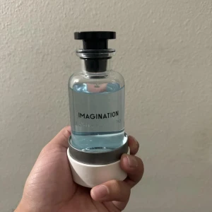 Louis Vuitton Imagination parfym - OBS! Säljer sampels av Louis Vuitton Imagonation. 5ml = 30kr 10ml= 60kr 15ml = 100kr. Passa på nu rean innan sommaren är över. Lika smart att köpa nu innan nästa sommar, då alla säljer för sjuka priser.