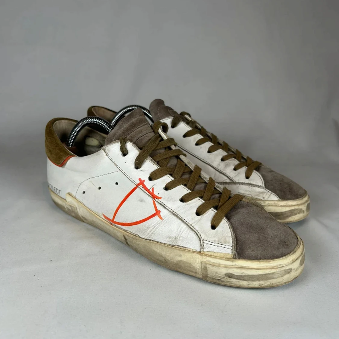 Vit och brun sneaker med orange print - 2