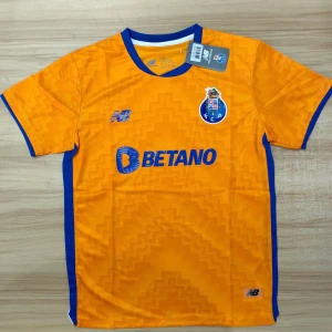 FC Porto orange matchtröja M - Snygg FC Porto fotbollströja från New Balance i orange med blå detaljer och klubbmärke på bröstet. Tröjan har korta ärmar, rund hals och ett subtilt geometriskt mönster i tyget. Materialet är lätt och andas, perfekt för match eller träning. Sprillans ny kommer med förpackning 