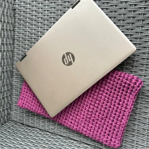 Virkat datorfodral i rosa - Hemmavirkat rosa/lila datorfodral i 100% t-shirtgarn i överskott från textilindustrin. Fodralet är tjockt och ger ett bra skydd.  Storlek: 22,5x36cm. Passar en dator som är 20x33cm eller mindre🥰 kan även passa något större då det är stretchigt material.