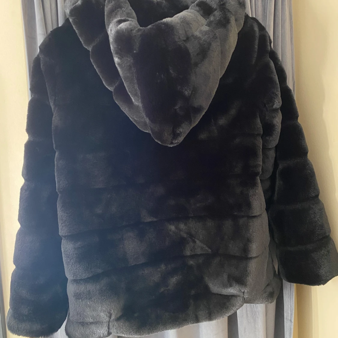 Svart pälsjacka med huva från Voyelles - 1