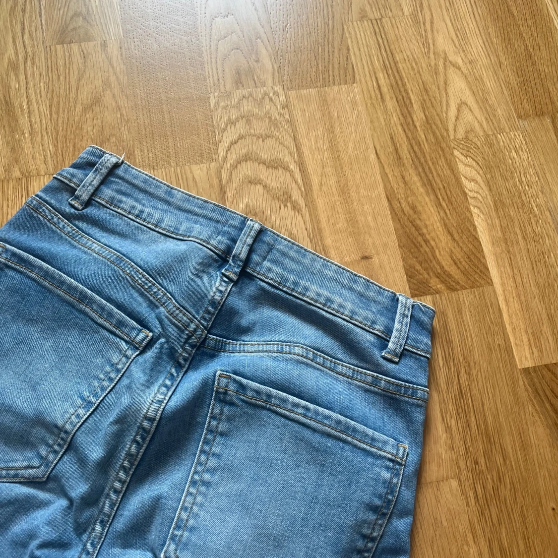 Blå bootcut jeans från Lindex - 2