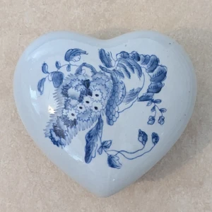 Jätte fint porslinshjärta  - Jätte fint porslinshjärta med lock. Kan användas som förvaring och som dekoration.