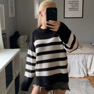 Randig stickad tröja från Gina Tricot - Säljer en svart och vit randig stickad tröja från Gina Tricot. Tröjan har breda ränder, rund halsringning och långa ärmar med en loose fit. Perfekt för dig som gillar en avslappnad och trendig stil. Passar även mig som är 160. Pris kan diskuteras!