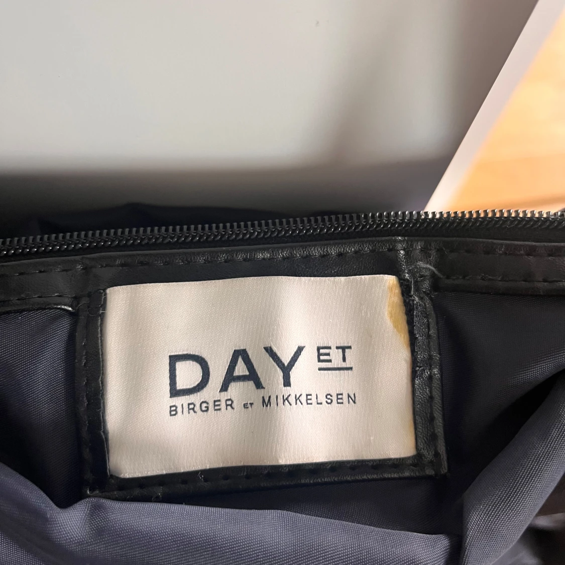 Svart axelväska från DAY  - 1