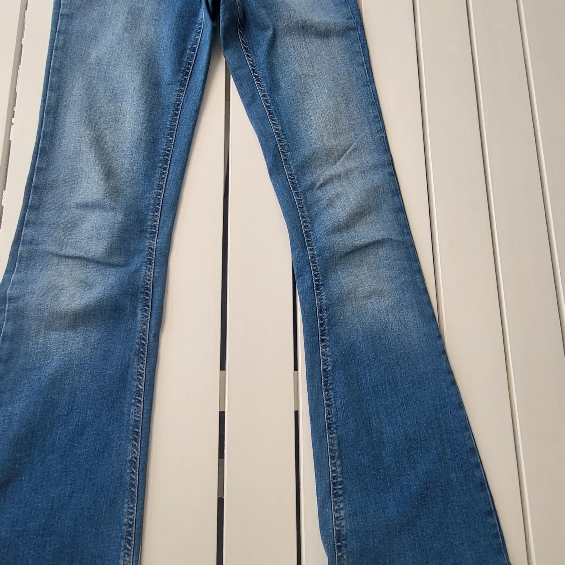 Blå bootcut jeans med dragkedja