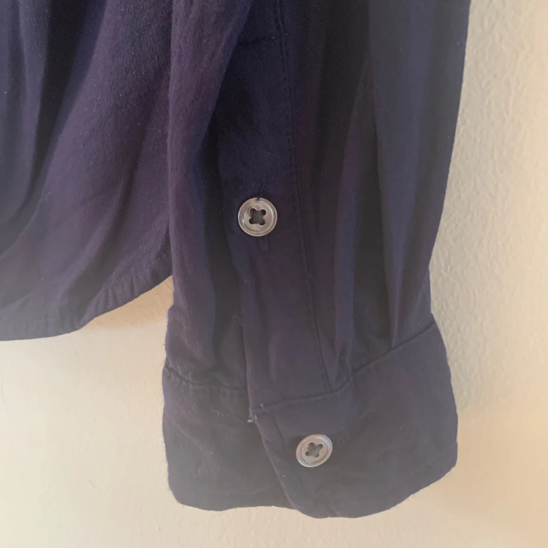 Mörkblå skjorta från Levi's, classic fit - 3