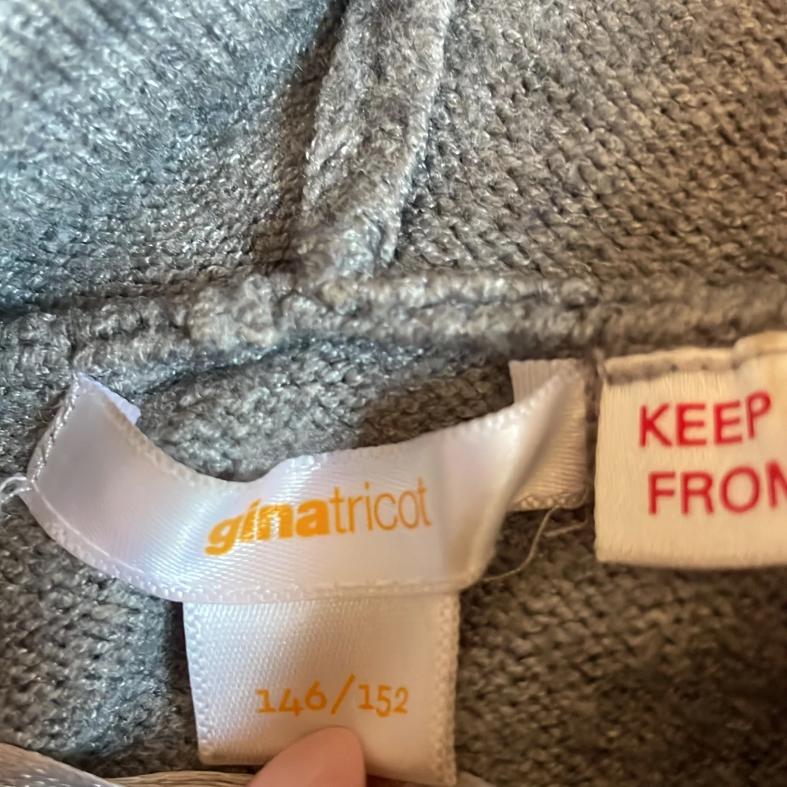 Grå croppad hoodie från Gina Tricot - 2