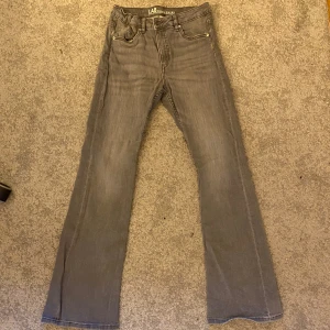 Grå bootcut jeans från LAB Series - Snygga grå jeans från LAB Series med klassisk femficksdesign och bootcut-ben. Jeansen har en rak passform upptill och blir vidare nedtill. Tillverkade i mjukt jeanstyg som är bekvämt hela dagen. Byxorna är medel midjade och har en superfin passform 