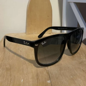Ray-Ban Boyfriend solglasögon - Tja säljer ett par riktigt feta rayban boyfriends i en unik marinblå faded färg. Perfekt inför sommaren och passar till både vardagliga och speciella dagar. Dem har endast använts 4 gånger (inga defekter). Hör av dig vid minsta fråga ellee fundering 🙌