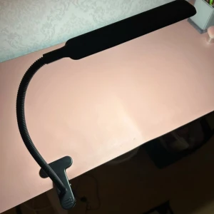 Lampa - Säljer denna då jag köpt ny, den går att böja beroende på hur man vill ha den!