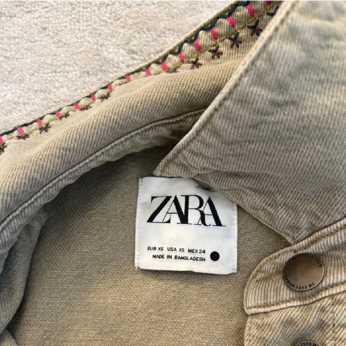 Beige overshirt från Zara med broderi - 1