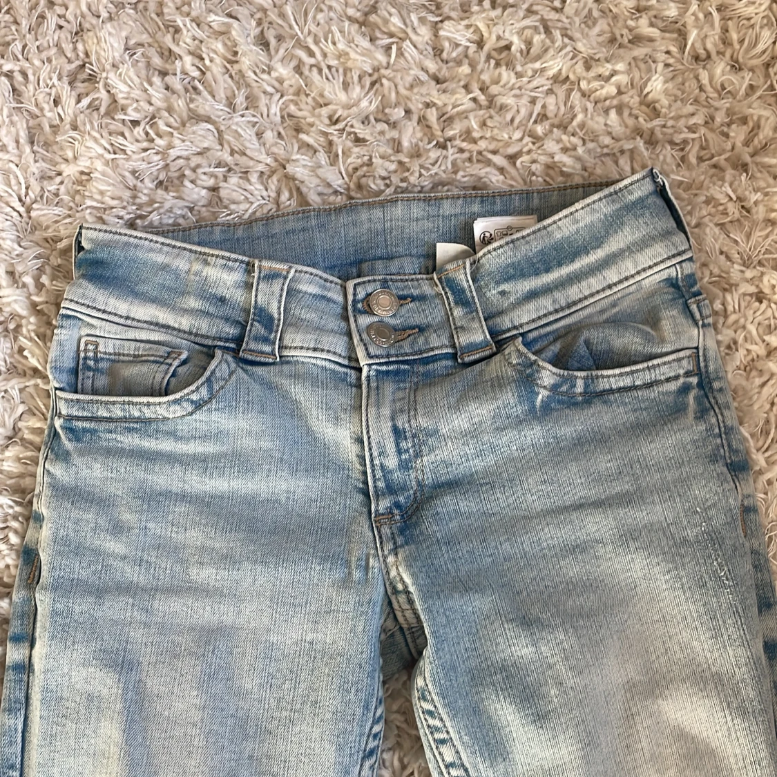 Bootcut jeans i ljusblå denim från H&M - 2