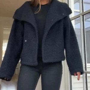 Mörkblå teddyjacka  - Mörkblå teddyjacka från Gina tricot 