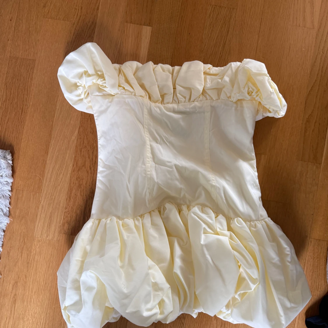 Ljusgul offshoulder klänning PrettyLittleThing - 2