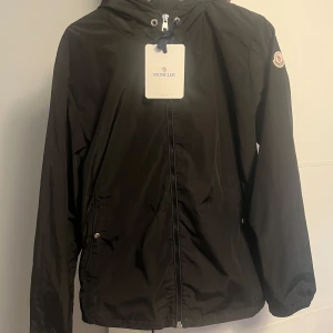 Moncler windbraker  - Riktigt snygg Moncler jacka i super bra skick och perfekt till hösten, stolek 4 passar L/M. Säljer den billigt då den saknar snörena i luvan med det påverkar inte utseendet så mycket, tveka inte på att höra av dig vid minsta fundering. Äkta✅