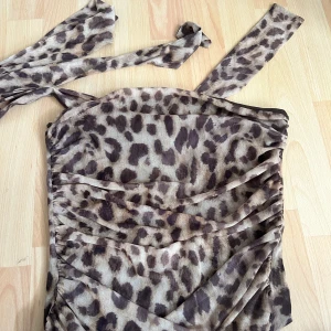 Leopard topp - Jätte snygg topp från Zara finns typ två rep som man kan använda för att styla på  olika sätt storleken är antigen s eller m