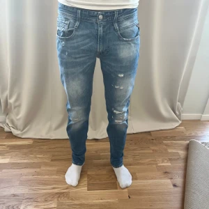 Replay Anbass W32 - Säljer ett par riktigt feta slimfit Replay Anbass i waist 32 och längd 32. Skriv vid minsta fråga!🙌