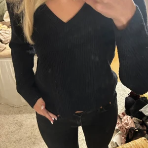 Svart stickad tröja - Tröjan är köpt på Cubus och den är i storlek ”L” men den är som en S. Jag har storlek S och sitter inte alls som en L.💞
