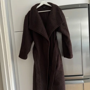 Kappa från Gina Tricot - Hej  Säljer denna kappa i storlek S från Gina Tricot. Köpt förra hösten men väldigt sparsamt använt. 