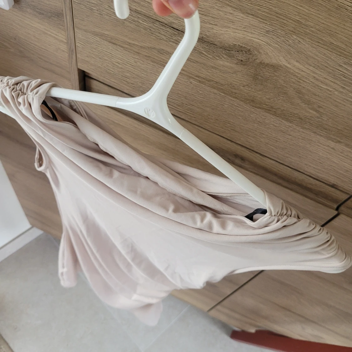 Beige omlott kortklänning - 2