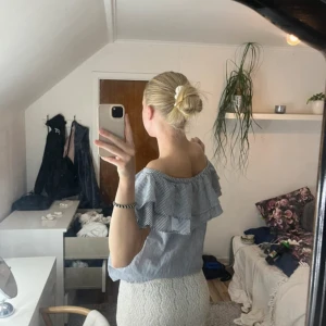 Randig offshoulder blus med volang - Säljer en ljusblå och vit randig blus med bred volang över axlarna. Toppen är offshoulder och croppad. Från vinted 