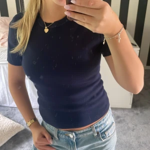 Mörkblå stickad t-shirt Gina Tricot - Snygg mörkblå ribbad/stickad t-shirt från Gina Tricot i storlek M. Storleken passar mer dom som j att S skulle jag säga:)