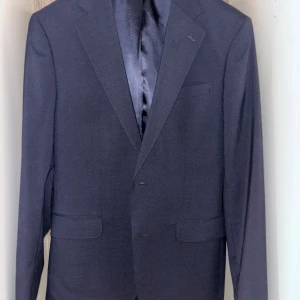 Kavaj från Bläck - Säljer nu min mörkblåa kavaj från Bläck i storlek 48 tailored fit (motsvarar i detta fall M). Kavajen har inga defekter och har endast använts 1-2 gånger. Den passar dig som är 188-193cm lång. Nypris ca 2000kr. Hör av dig vid frågor eller funderingar!