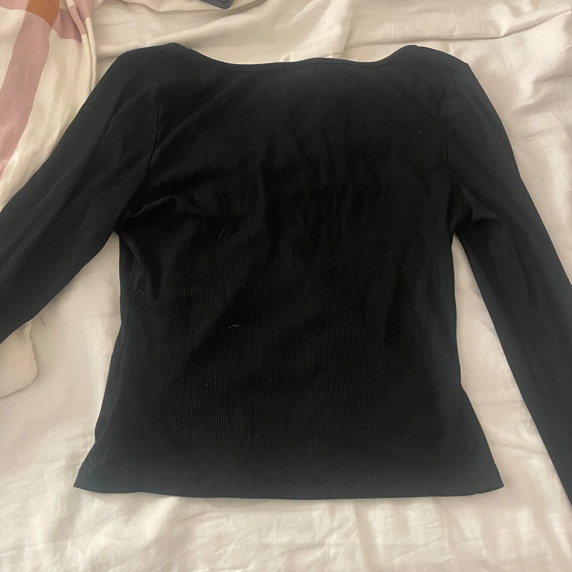 Svart ribbad långärmad topp - 1