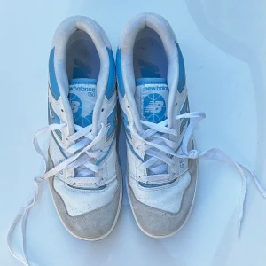 New Balance 550 exklusiva  - Säljer mina new balance 550 blå/vita som är nästan slutsålda överallt. Skorna har bara har används 5 gånger. Storlek 42. Nypris (3424) 