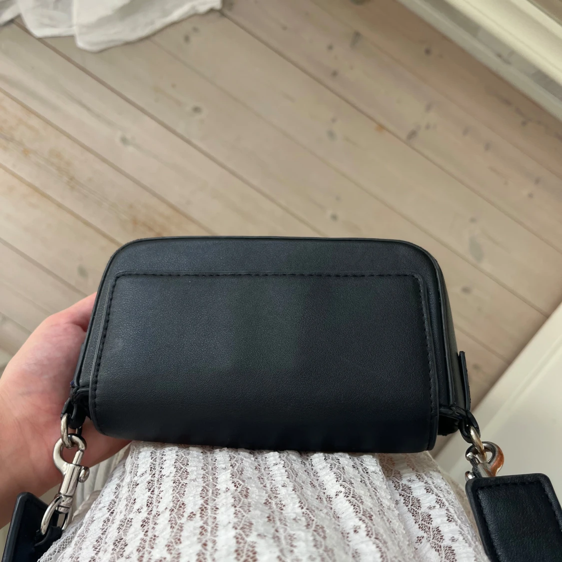 Svart axelväska i skinnimitation - 2