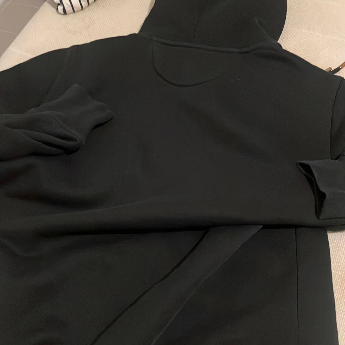 Svart hoodie från GANT  - 2