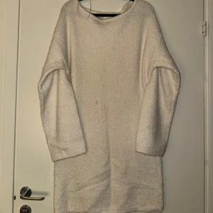 Oversized vit stickad tröja - Mysig oversized vit stickad tröja med lång ärm och rund hals. Perfekt för lager-på-lager och chill dagar. Den har en enkel design och är superbekväm att bära, passar dig som gillar en avslappnad stil.