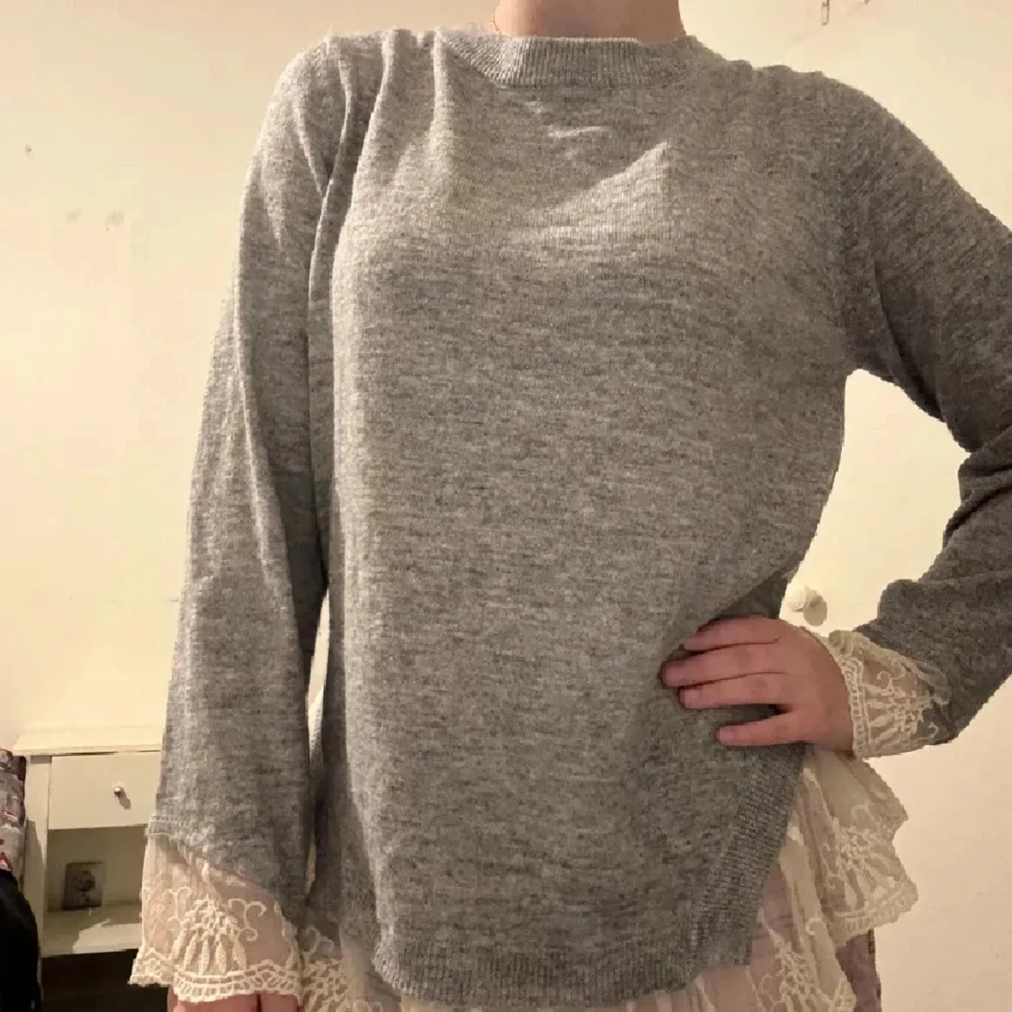 Grå stickad tröja med spets och rosett - 3