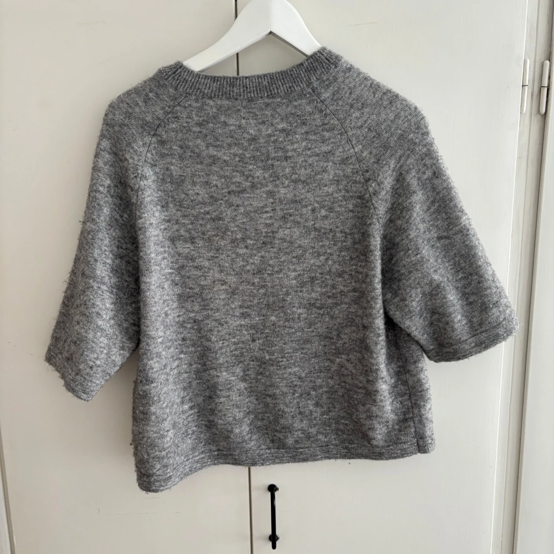 Grå stickad tröja med tre kvarts ärm - 1