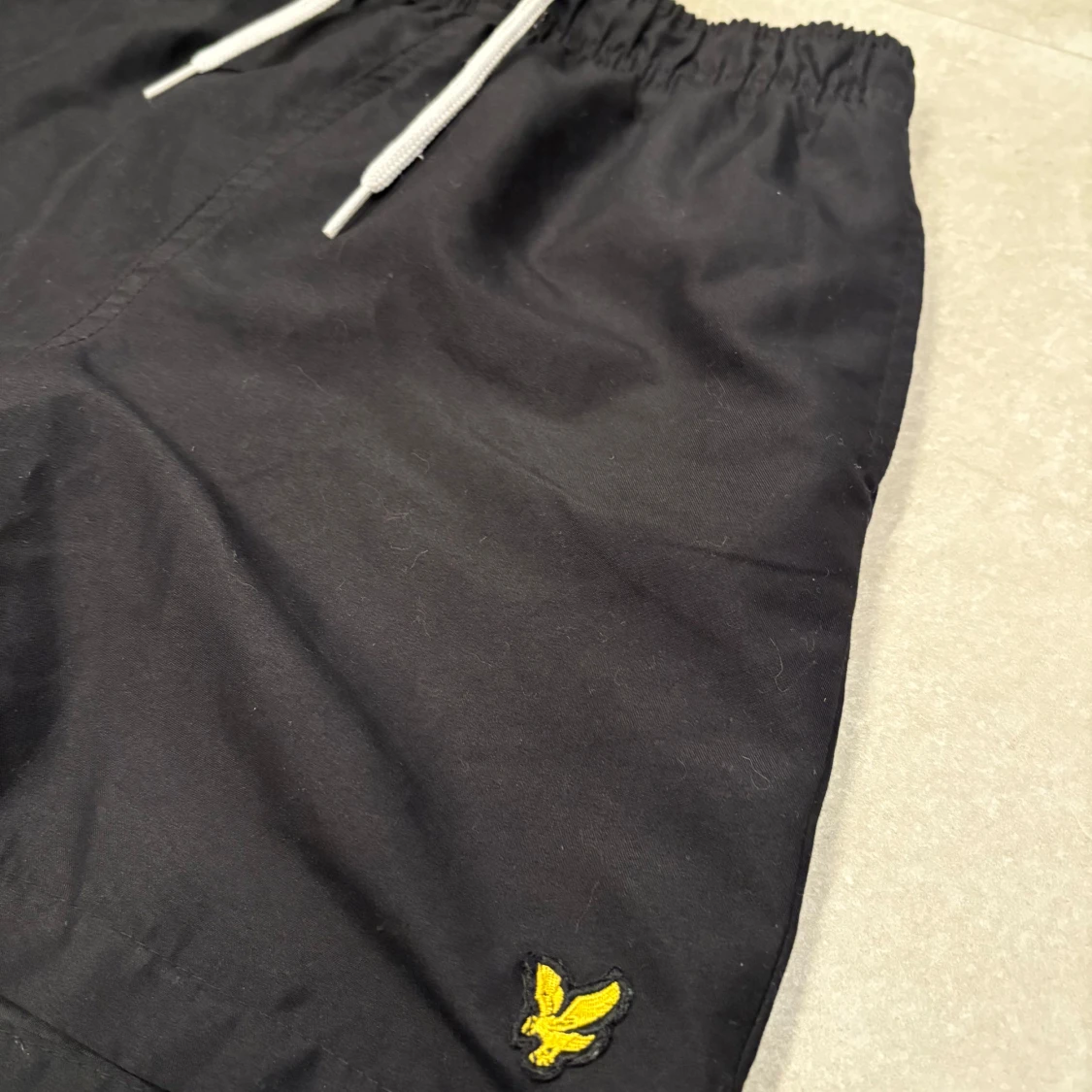 Svarta Lyle & Scott badshorts med snörning - 2