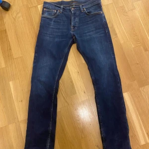 Nudie Grim Tim  - Nudie grim Tim mörkblåa jeans, bra skick. Strl 30/32 